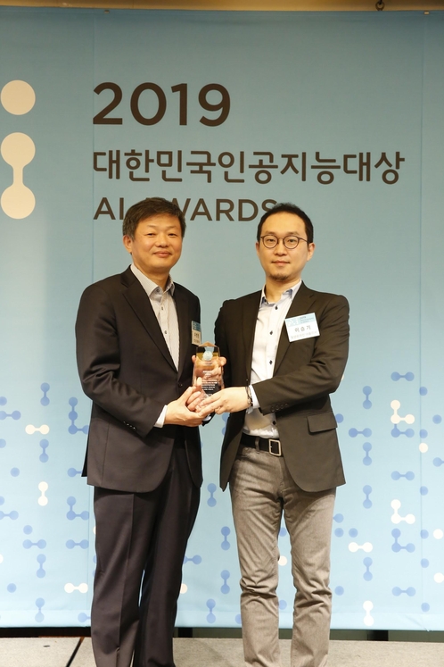 동양온라인이 문화콘텐츠부문 ‘2019 대한민국 인공지능대상’을 수상했다. 이승기 동양온라인 대표(오른쪽)가 우병현 IT조선 대표로부터 상패를 받고 있다.