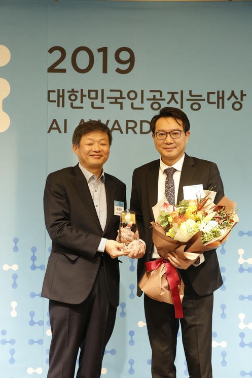 인텔리콘연구소가 법률부문 인공지능대상을 수상했다. 임영익 인텔리콘연구소 대표(오른쪽)가 우병현 IT조선 대표로부터 상패를 받고 있다.
