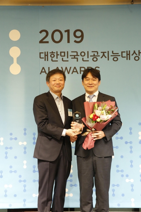 마인즈랩이 컴퓨팅 부문 인공지능대상을 수상했다. 유태준 마인즈랩 대표(오른쪽)가 우병현 IT조선 대표로부터 상패를 받고 있다.