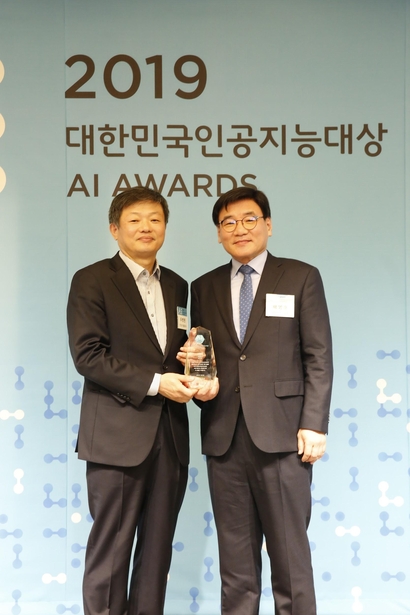 아이비스가 보안부문 인공지능대상을 수상했다. 배영훈 아이브스 대표(오른쪽)가 우병현 IT조선 대표로부터 상패를 받고 있다.