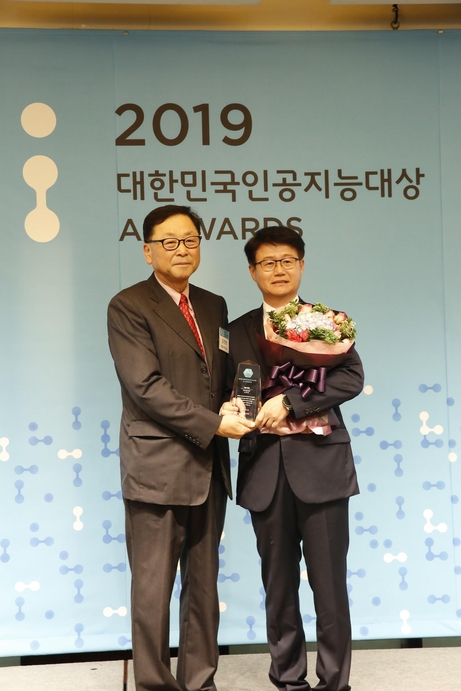 에스에프에이가 제조부문 인공지능대상을 수상했다. 김동진 에스에프에이 센터장(오른쪽)이 김진형 중앙대 석좌교수로부터 상패를 받고 있다.