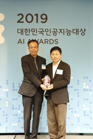 인스타페이가 스타트업 부문 인공지능대상을 수상했다. 배재광 인스타페이 대표(오른쪽)가 신화수 IT조선 취재본부장으로부터 상패를 받고 있다.