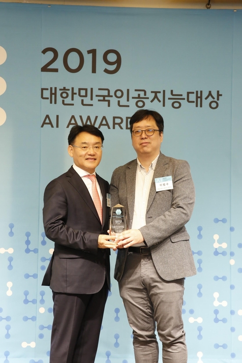 세일즈포스 코리아가 인공지능대상 외국기업 부문 특별상을 수상했다. 이범수 세일즈포스 코리아 본부장(오른쪽)이 김윤곤 IT조선 경영총괄이사로부터 상패를 받고 있다.