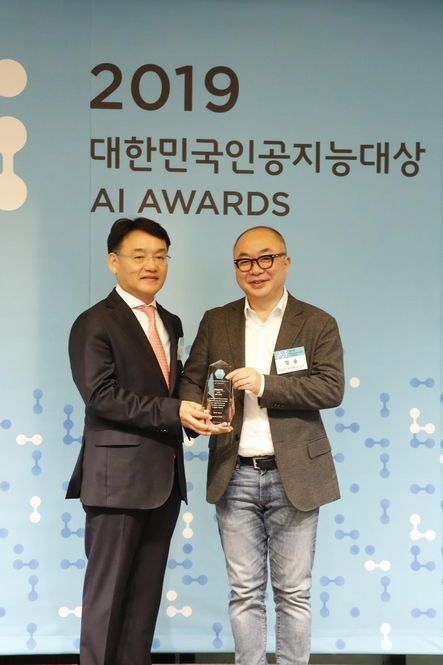 KAIST가 인공지능대상 대학 부문 특별상을 수상했다. 정송 KAIST AI대학원장(오른쪽)이 김윤곤 IT조선 경영총괄이사로부터 상패를 받고 있다.