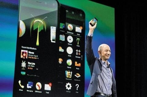 제프 베조스 아마존 CEO가 아마존이 독자 개발한 첫 스마트폰 ‘파이어폰’을 소개하고 있다. / 조선일보 DB