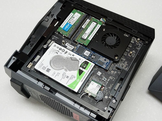 오른쪽 측면 커버를 열면 메모리와 SSD, HDD 등을 쉽게 교체할 수 있는 구조다. / 최용석 기자