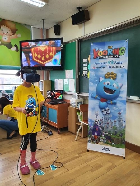 이태원초등학교 한 학생이 ‘바이브 코스모스’ 기기로 브래니 VR 에듀테인먼트 콘텐츠를 즐기는 모습. / 오시영 기자