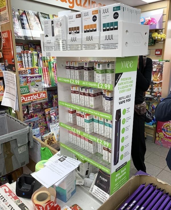 영국 한 매장 내 전자담배 제품, 영국의 경우 전자담배는 매대에 노출돼 있지만, 일반담배는 별도의 문으로 가려 제품을 노출시키지 않는다. / 김형원 기자