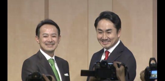 (왼쪽부터) 가와베 겐타로 Z홀딩스 대표와 이데자와 다케시 라인 공동대표가 18일 오후 열린 기자회견에서 맞손을 잡는 모습./ 기자회견 영상화면