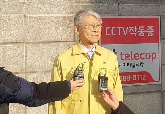 최기영 과학기술정보통신부 장관이 21일 KT 아현국사 방문 전 질의에 답변하고 있다. / 이광영 기자