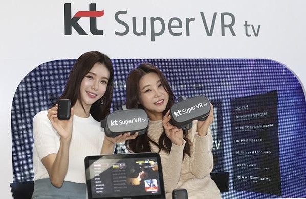 KT 모델이 ‘슈퍼 VR tv’를 소개하고 있다. / KT 제공
