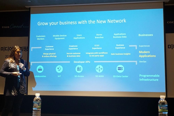 수지 위 시스코 데브넷 CTO가 ‘새로운 네트워크’를 통한 비즈니스 혁신 방안을 소개하고 있다. / 최용석 기자