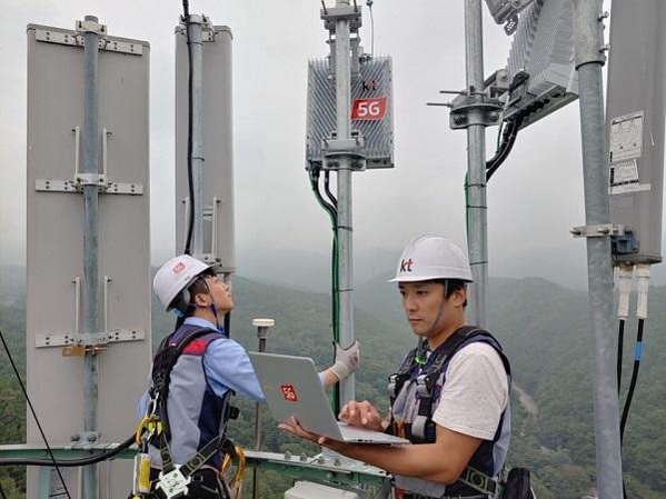 KT 네트워크부문 직원들이 대구 팔공산에 5G 기지국을 설치하고 품질을 점검하고 있다. / KT 제공