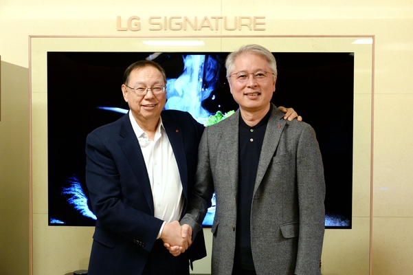 조성진 LG전자 부회장(왼쪽)과 신임 권봉석 LG전자 CEO. / LG전자 제공