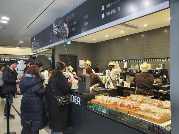 3층 메이플스토리M 전시장 ‘예티 더 바리스타(카페)’에서는 커피와 빵을 판매한다. / 오시영 기자