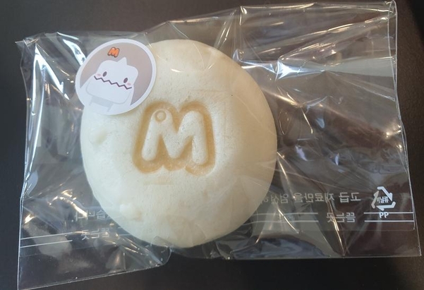 메이플스토리M의 ‘M’로고가 새겨진 빵을 사먹었다. / 오시영 기자