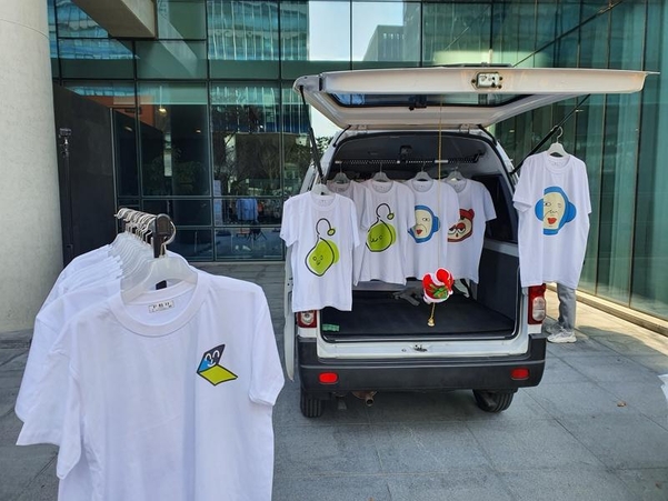 넥슨 직원이 직접 티셔츠를 5000원에 판매했다. / 오시영 기자