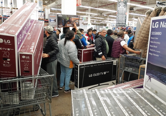 멕시코시티 샘스클럽 매장을 찾은 소비자들이 LG TV를 구입하기 위해 대기하고 있다. / LG전자 제공