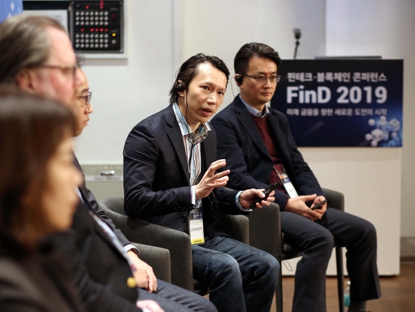 라일리 킴 컨센시스 리드(오른쪽에서 두 번째)가 5일 서울 강남에서 열린 핀테크·블록체인 컨퍼런스에서 미래금융과 새로운 도전 사례에 대한 토론을 하고있다./ IT조선