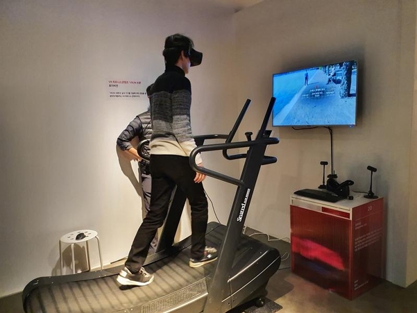 포더비전, 앤서의 VR 피트니스 콘텐츠 ‘브룬(VRUN), 실내에서 야외 운동을 생생하게 체험할 수 있다. / 오시영 기자