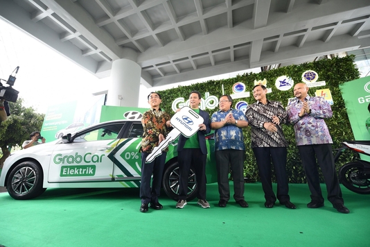 현대자동차가 13일 그랩 인도네시아 법인에 아이오닉 일렉트릭 20대를 전달하고 기념행사를 진행했다. / 현대자동차 제공