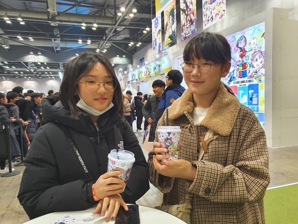 AGF 2019에 방문한 중학생 박수진(왼쪽), 설수연 양. / 오시영 기자