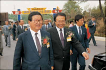 1987년 서울 우면동 금성사 중앙연구소 준공식에 참석한 구자경 명예회장(왼쪽)./자료 LG
