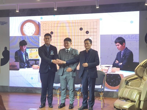 (왼쪽부터) 정우진 NHN 대표, 박상현 바디프랜드 대표, 양재호 K바둑 대표가 기념사진을 촬영하고 있다. / 오시영 기자