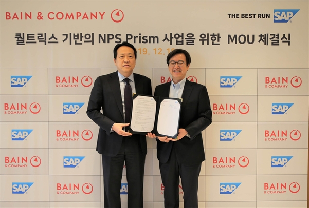 18일 서울 강남구 SAP 코리아 본사에서 진행된 파트너십 체결 모습. (왼쪽부터) 정지택 베인앤드컴퍼니 서울사무소 대표와 이성렬 SAP 코리아 대표이사. / SAP 코리아 제공