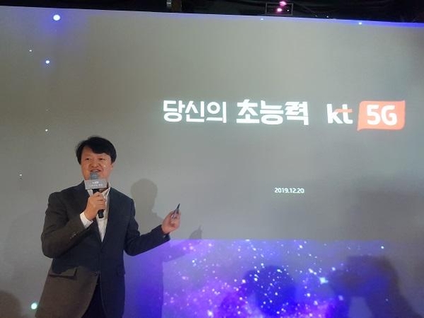 박현진 KT 5G사업본부장이 20일 성수역 카페봇에서 5G 스트리밍 게임을 소개하고 있다. / 이광영 기자