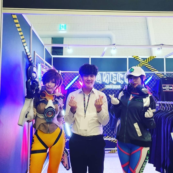 ‘게임콘 2019 서울’ 현장에서 방문객과 사진 찍는 스파이럴캣츠의 모습. / 오시영 기자