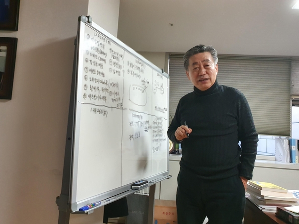 이금룡 도전과나눔 이사장이 서울 서초동 사무실에서 한국 유통산업의 미래에 대해 소개하고 있다./사진 김준배 기자