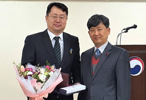 박기선 BAT코리아 전무(왼쪽), 강성훈 진주고용노동지청장. / BAT코리아 제공