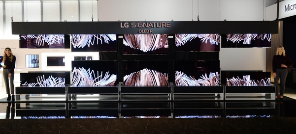 LG전자는 밑에서 올라오는 롤러블 롤업TV(하단)에 이어, 위에서 내려오는 롤러블 롤다운TV(상단)도 개발했다. 사진은 CES 2020에 전시된 OLED패널을 사용한 LG 롤러블 TV들. /자료 LG전자