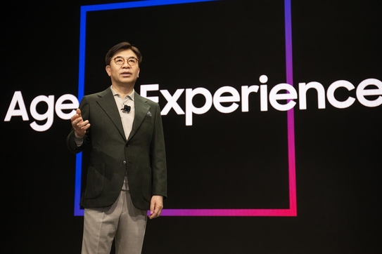 김현석 삼성전자 대표이사 사장이 CES 2020 기조연설을 통해 '경험의 시대(Age of Experience)' 를 주도할 삼성전자의 최신 기술과 제품을 설명하고 있다. / 삼성전자 제공