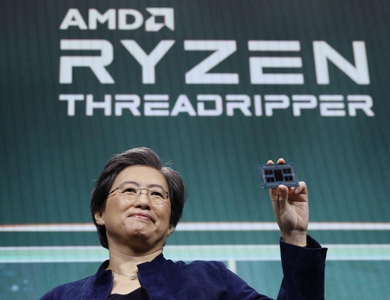 리사 수 AMD CEO가 최대 64코어 구성의 ‘라이젠 스레드리퍼 3990X’ 제품을 들어보이는 모습. / AMD 제공