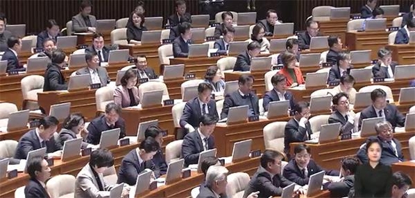  9일 여의도 국회에서 열린 본회의에서 의원들이 투표하고 있다. / 국회TV 갈무리