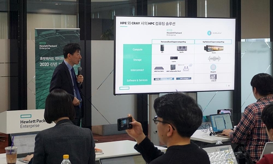 유충근 한국 HPE 하이브리드 IT 사업부 상무가 자사의 새로운 HPC 솔루션 및 전략을 소개하고 있다. / 최용석 기자