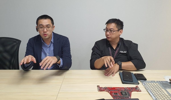(왼쪽부터)프로아트 제품 담당자와 앤드류 챈 시니어 제품PR매니저의 모습. / 오시영 기자
