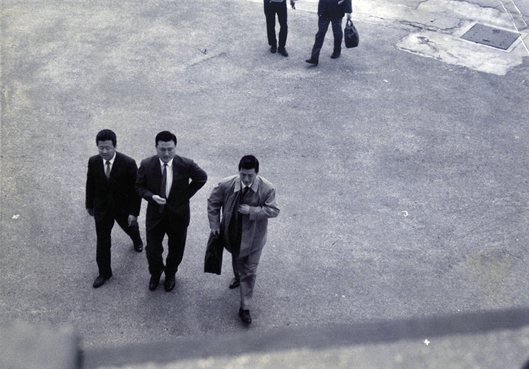 1965년 한국에서 사업을 위해 입국한 신격호 명예회장(오른쪽)./자료 롯데그룹