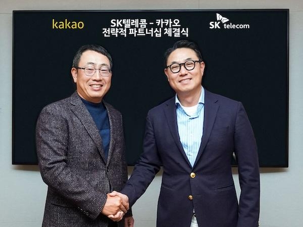 유영상 SK텔레콤 사업부장(왼쪽)과 여민수 카카오 공동대표. / SK텔레콤 제공