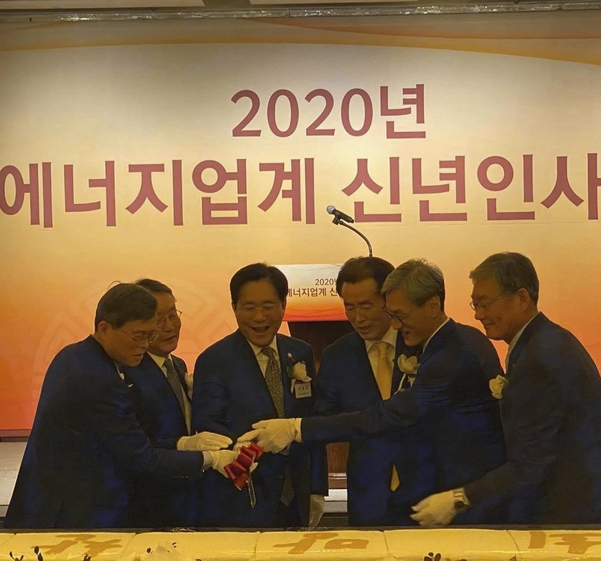 성윤모 산업부 장관(왼쪽에서 세번째) 등 참석자들이 떡 커팅을 하고 있다./사진 김동진 기자