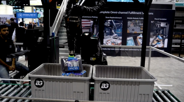 물류로봇 제조스타트업 버크셔그레이의 로봇이 상품을 옮겨담는 모습./ 유튜브 영상 갈무리