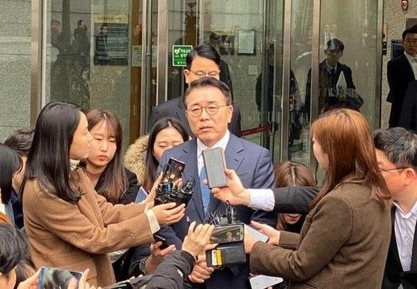  조용병 신한금융지주 회장이 22일 서울동부지법에서 1심 선고 직후 입장을 밝히고 있다. / 조선DB