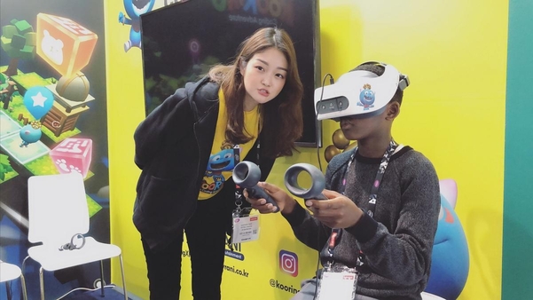 BETT 2020 현장에서 한 외국 어린이가 VR 콘텐츠를 시연하는 모습. / 브래니 제공