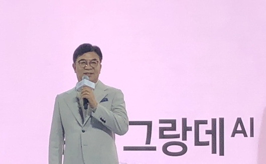 김현석 삼성전자 사장이 ‘삼성 그랑데AI’를 소개하고 있다. / 장미 기자