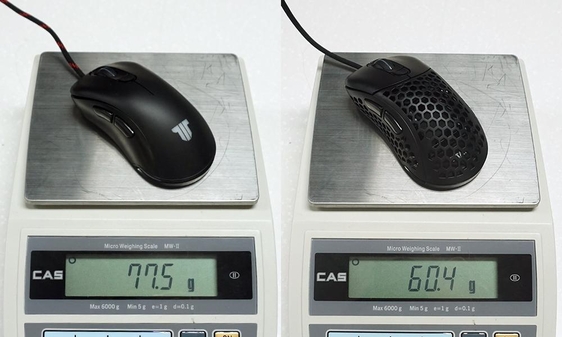 타공 디자인 덕분에 타이탄 G 에어(오른쪽)는 기존 타이탄 G 미니(왼쪽)보다 최소 15g 이상 무게를 줄였다. / 최용석 기자