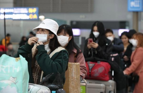 인천국제공항 출국장을 찾은 승객들이 우한 신종 코로나바이러스 감염을 예방하기 위해 마스크를 쓰고 있다./ 조선일보 DB
