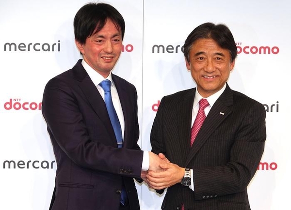 야마다 신타로 메르카리 대표(왼쪽), 요시자와 카즈히로 NTT도코모 대표. / 엔가젯재팬 갈무리