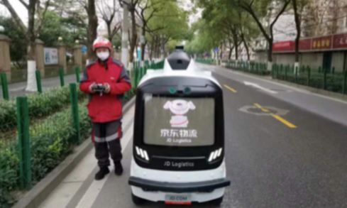 중국 전자상거래 업체 징둥이 우한시에서 자율주행형 배달로봇을 운영하고 있다.